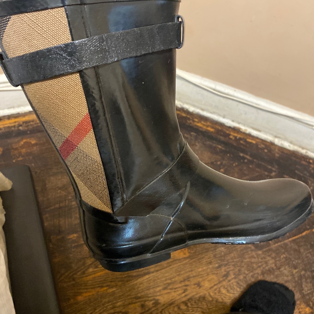 Burberry rain boots like new condition